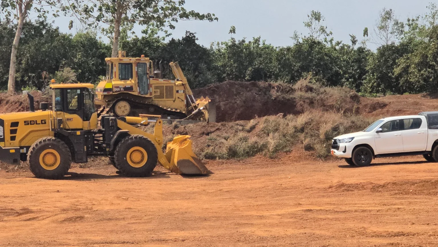 Engins de terrassement mobilisés sur une zone de travaux