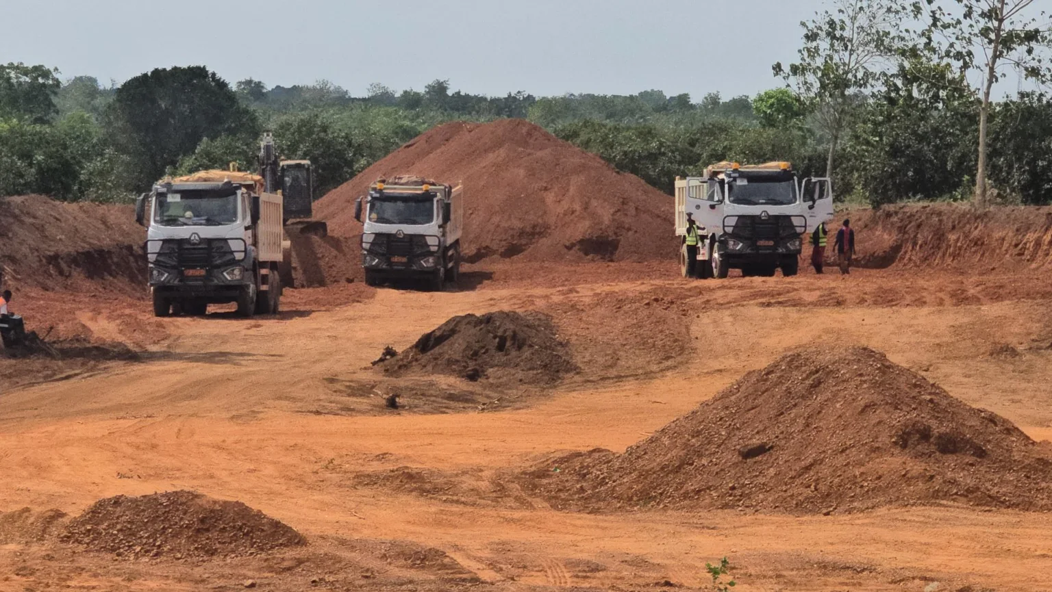 Production de latérite et camions bennes sur un site de carrière